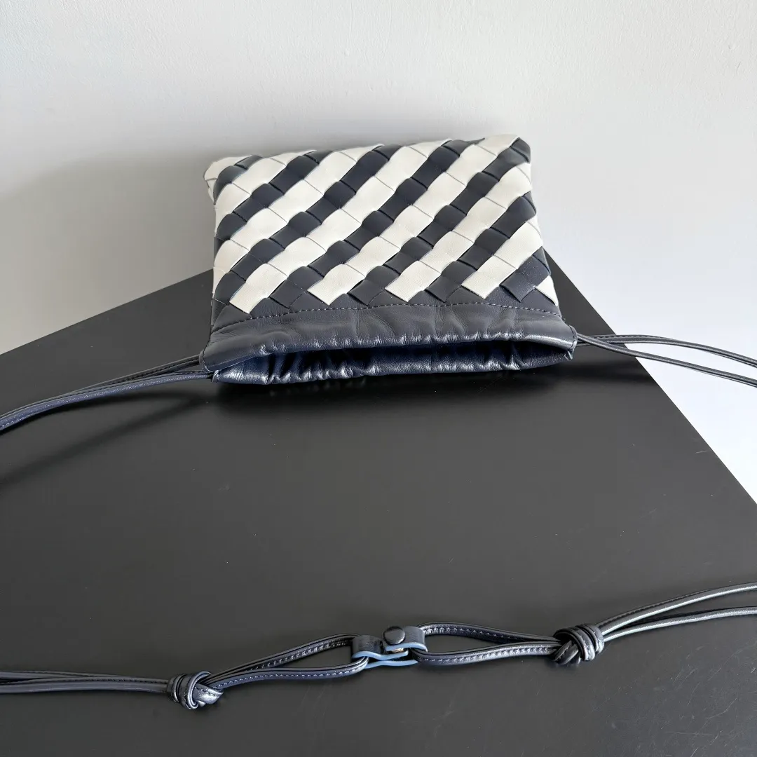 Batch 1360 BOTTEGA VENETA DUSTBAG mini size is officially launched📣📣. It still continues the classic weaving process. The lazy and casual feeling presented by the drawstring pockets is not too suitable for summer. The small back is light and convenient. It is enough to bring lipstick and tissues when going out every day. It is not easy to make mistakes with any clothes. The shoulder strap has a buckle and pull-out design, which can be adjusted to unlock multiple carrying methods. Style number: 816987 Size: 21*16.6*1cm